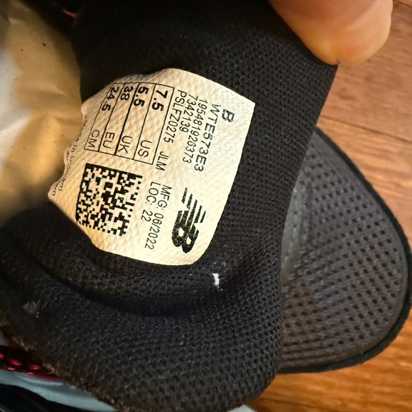 New Balance Women's 573v3 | size 7 - Picture 8 of 8